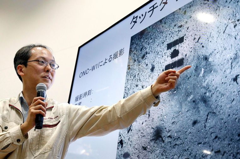Professor Yuichi Tsuda van de “Japan Aerospace Exploration Agency” (JAXA) tijdens een persconferentie over de landing.