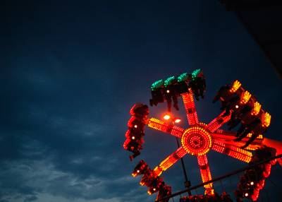 Acht mensen urenlang vast op 50 meter hoogte nadat kermisattractie blokkeert