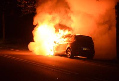 Auto vat tijdens rit vlam en brandt uit: lpg-tank ontploft gelukkig niet