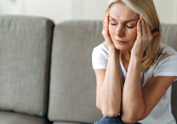 Bettina (52) leeft met een geheim: “Mijn man maakt mijn leven tot een hel”