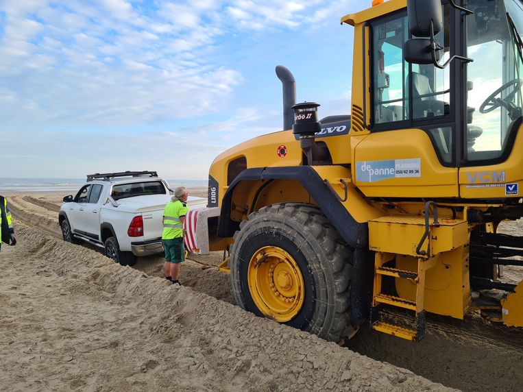 Oeps! Burgemeester van De Panne speurt op strand naar ...