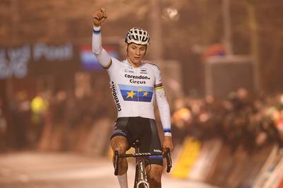 Zelfs botsing met steward kan Van der Poel niet van overwinning houden