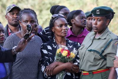Van moord verdachte weduwe Cohen toont zich strijdbaar en vilein bij begrafenis echtgenoot