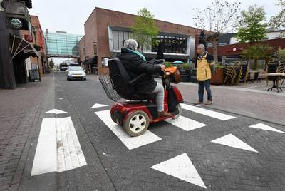 Onder het plaveisel het zebrapad