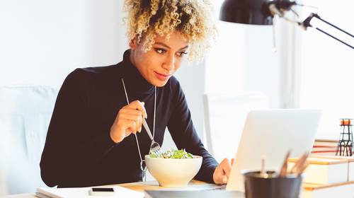 Hoe (on)gezond is lunchen achter je bureau?