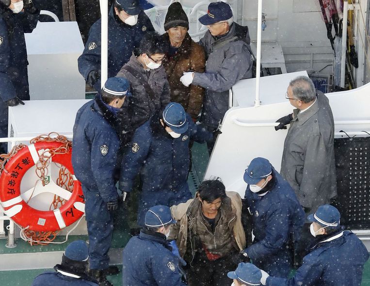 Er zijn ook schepen waar de bemanning de schipbreuk overleeft. Op 9 december haalt de Japanse politie een aantal Noord-Koreaanse vissers van zee. Die worden later via China teruggestuurd naar hun land.