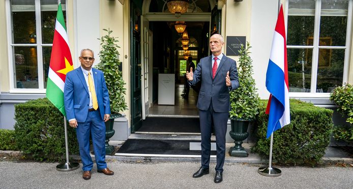 Minister Stef Blok van Buitenlandse Zaken ontmoet zijn Surinaamse collega Albert Ramdin.