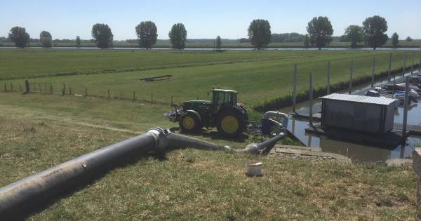 Droogte in Rivierenland; Waterschap pompt bij Genderen water uit de Bergsche Maas - BD.nl