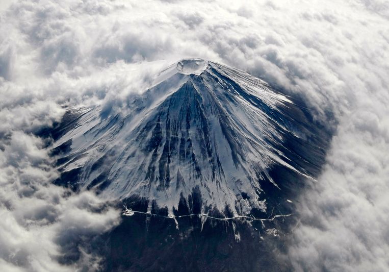  Een Belgisch team van wetenschappers van de UGent, de Belgische Geologische Dienst (onderdeel van het Koninklijk Belgisch Instituut voor Natuurwetenschappen in Brussel) en de universiteit van Luik heeft samen met Japanse collega's als allereerste mogen boren in de heilige meren rond Mount Fuji in Japan. 