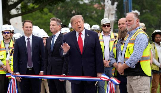 Trump onverstaanbaar of helemaal niet in beeld: nieuwszenders VS tonen zich solidair met geboycot CNN