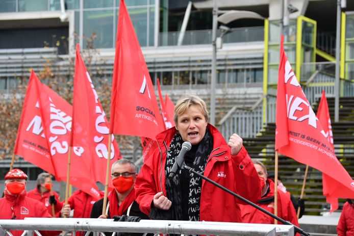 Miranda Ulens, algemeen secretaris en voorzitter Vlaams ABVV, aan het Antwerps justitiepaleis donderdagochtend.