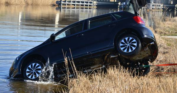 Vrouw vergeet handrem en ziet auto het water in rollen in Langeweg