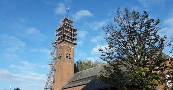 Torenspits voormalige kerk in Esbeek in de steigers