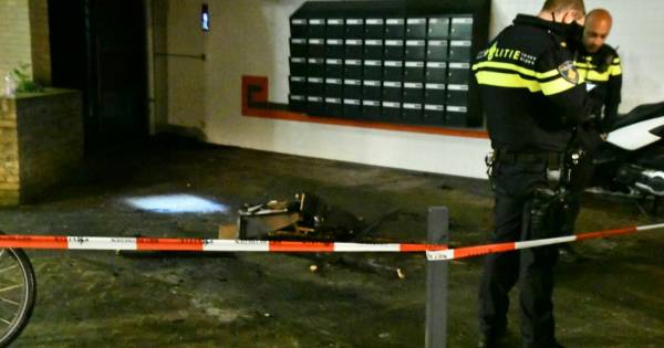 Bankstel vat vlam in flatgebouw Enschede: Politie zet omgeving af.