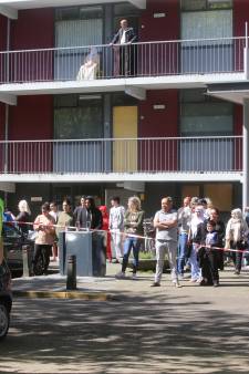 Politie waarschuwt grote groep toeschouwers bij flatbrand in Rosmalen: ‘Houd afstand!’