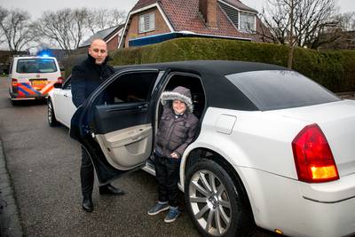 Justin (9) mocht per limo naar zijn laatste keer chemo