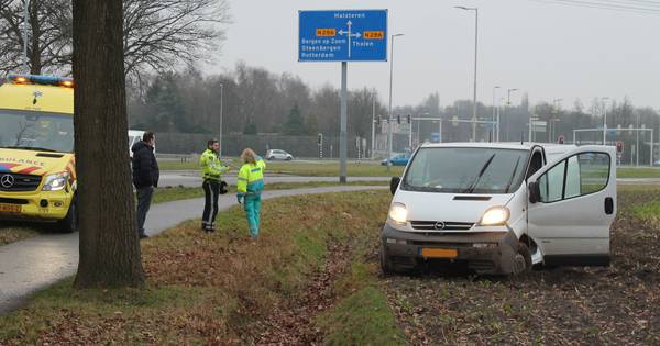 Bestelbus knalt over sloot een weiland in bij Lepelstraat