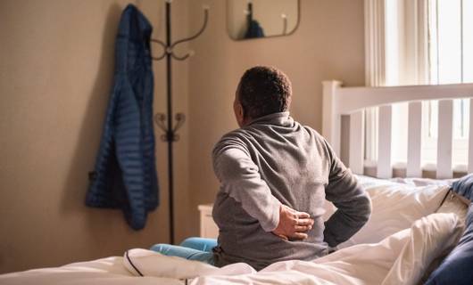 Pijn in je onderrug: dit zijn de mogelijke oorzaken (en dít kun je ertegen doen)