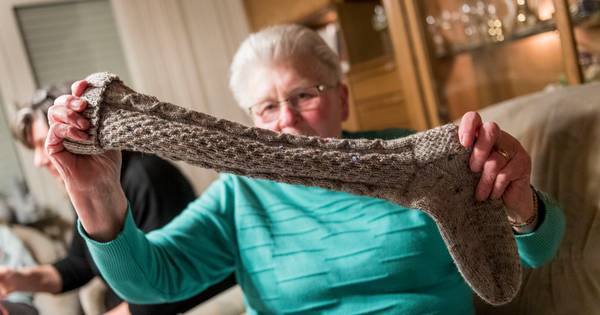 Drie recht, één averecht: Twents-Duitse breiclub haalde al 80 mille voor Peru op - Tubantia