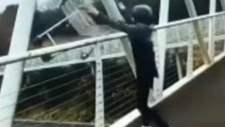 VIDEO: Jongen gooit winkelkar van brug op autoweg