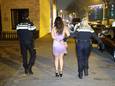 Een vrouw wordt gearresteerd na het feest in de Lulofdwarsstraat