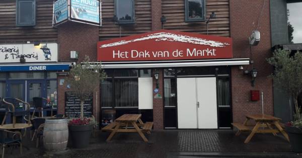 Brand in café Dak van de Markt, politie doet onderzoek.