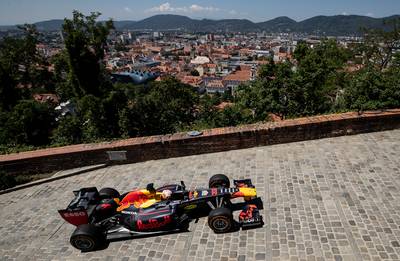 Bolletjestrui voor Verstappen? Nederlander racet bergop in bolide