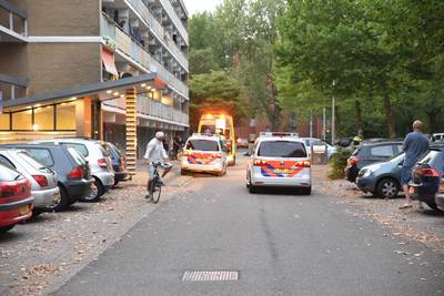 Dode bij steekpartij bij flat in Arnhem, verdachte aangehouden