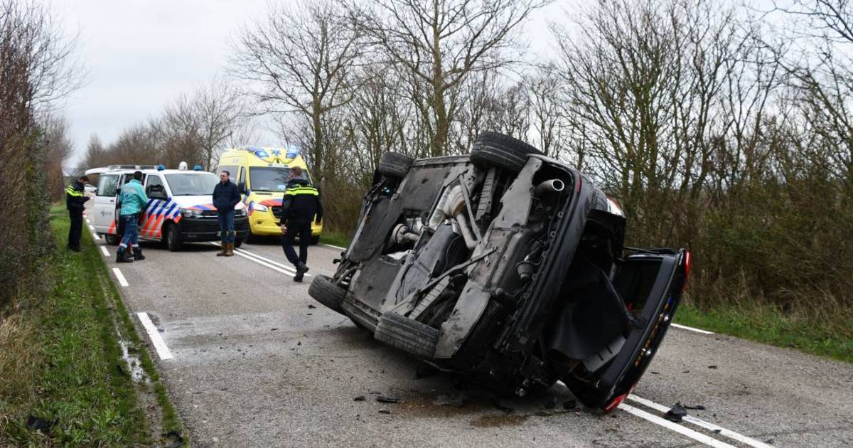 Splinternieuwe Audi A4 gekanteld bij ongeval in Meliskerke.