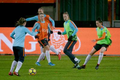 Oranje Leeuwinnen proberen Nijmeegse gras uit in stromende regen