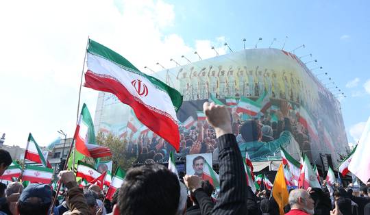 Iran zegt te zullen blijven vechten en belooft ‘verpletterende’ aanvallen op Amerikaanse en Israëlische doelen na toespraak Trump