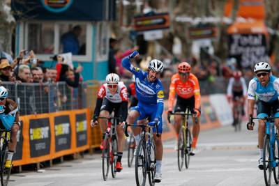 Alaphilippe verrassend de snelste in massasprint Tirreno-Adriatico