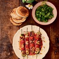 Steek je grill maar aan: spiesjes met halloumi en aardbei
