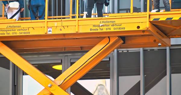 Met de hoogwerker bij 160 ouderen op bezoek: 'Er worden echt wel traantjes gelaten' - BN DeStem