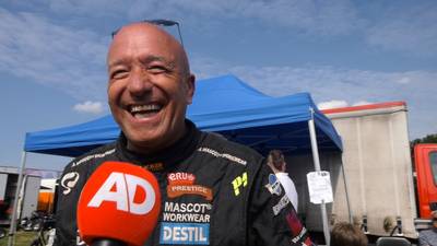 Tim Coronel kan het ook op een grasmaaier