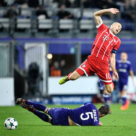 Robben gaat neer na een tackle van Uros Spajic.