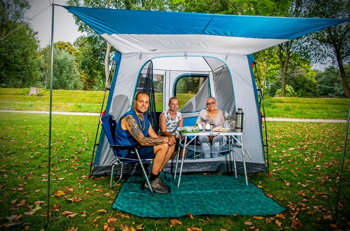 Andy zet tent op om zijn moeder in de watten te leggen: zij Andy zet tent op om zijn moeder in de watten te leggen: zij