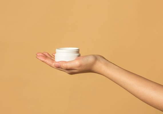 Allemaal rennen naar HEMA: déze crème van nog geen 5 euro zou een ‘dupe’ zijn van een viral ‘wondermiddel’