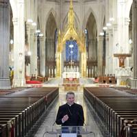 Misbruikslachtoffers New York krijgen van katholieke kerk 800 miljoen dollar aan schadevergoedingen