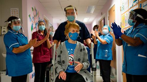 Wie is de 90-jarige die als eerste het Pfizer-vaccin kreeg?