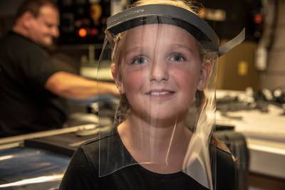 Gezichtsmaskers uit Milsbeek vliegen de toonbank over: ‘Na elke persconferentie staat de telefoon ro