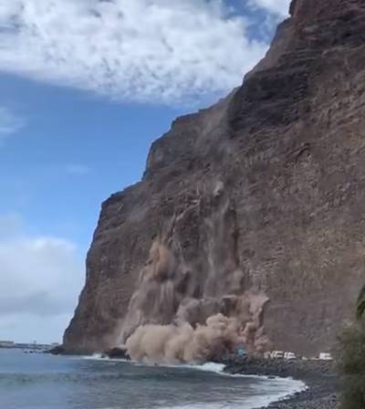 Une falaise s’effondre sous les yeux des touristes aux Canaries