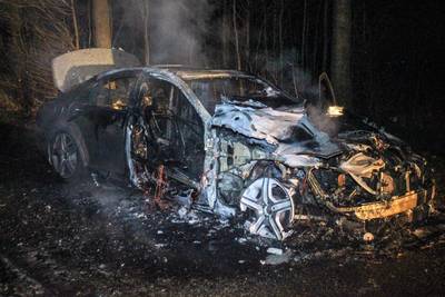 Man ontsnapt uit Mercedes nadat deze vlam vatte