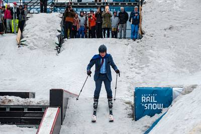 Bart De Wever ouvre le championnat de snowboard freestyle à ski (et en costume)