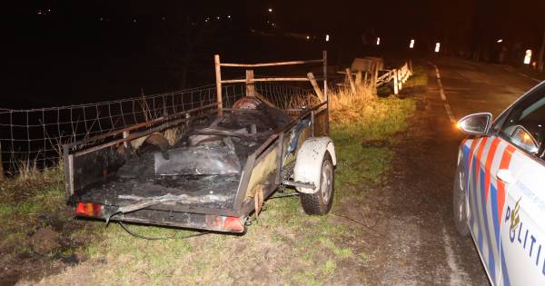 Gedumpte aanhanger met autobanden in brand gestoken in Zuilichem - BD.nl