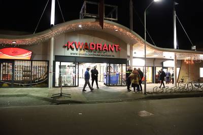 Winkelcentrum Tiel ontruimd na vondst ‘verdacht pakketje’ met kleding; politie houdt verdachte aan