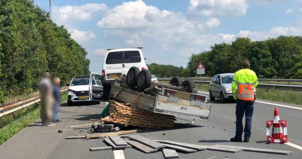 Gekantelde aanhanger met hout verspert deel A18 tussen Varsseveld en Doetinchem.