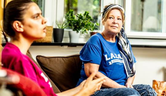 Van overleven naar samenleven: Nathalie woont na dakloosheid samen met jonge werkenden in Etterbeek