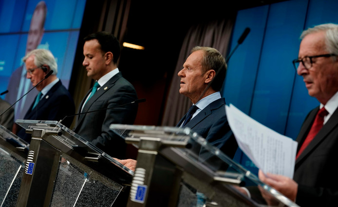 Van links naar rechts: Michel Barnier, de Ierse minister Leo Varadkar, voorzitter van de Europese Raad Donald Tusk en voorzitter van de Europese Commissie Jean-Claude Juncker tijdens de persconferentie van vandaag.