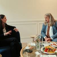 ‘We leven weer volop in een wereld waarin de wet van de sterkste geldt’: Ilja Leonard Pfeijffer spreekt met Fins oud-premier Sanna Marin
